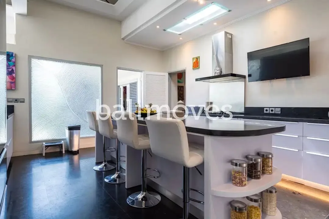 Villa Luas Empat Kamar Tidur Di Tepi Pantai Sanur - Image 4 of 10