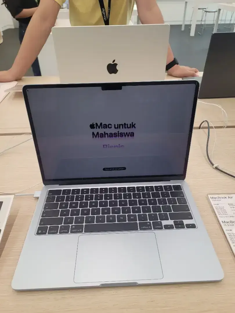 Promo MacBook M5 cicilan ringan tanpa DP tanpa biaya admin - Image 1 of 4