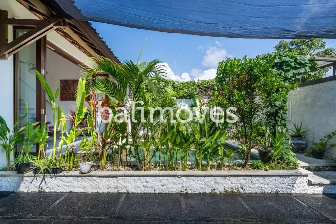 Villa Modern Cantik dengan Tiga Kamar Tidur di Sanur - Image 2 of 10