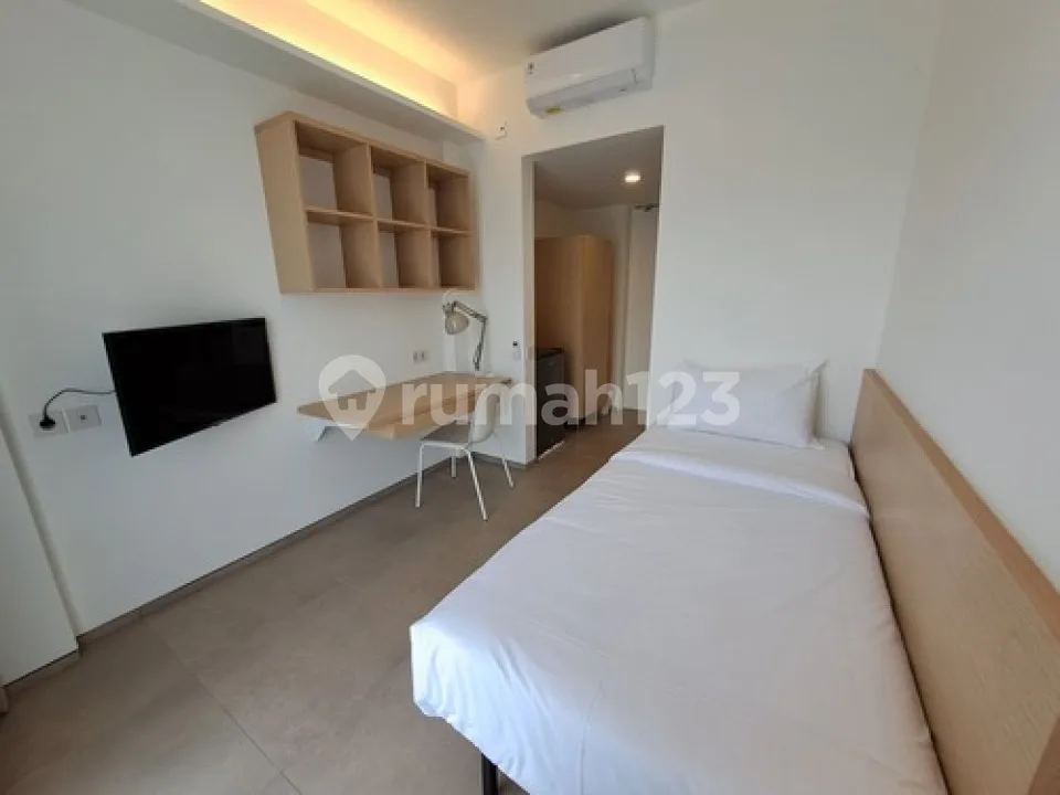 Cozy And Modern Apartment With Single Bed Close To Airport In Sunset Road Kuta - Image 2 of 4
