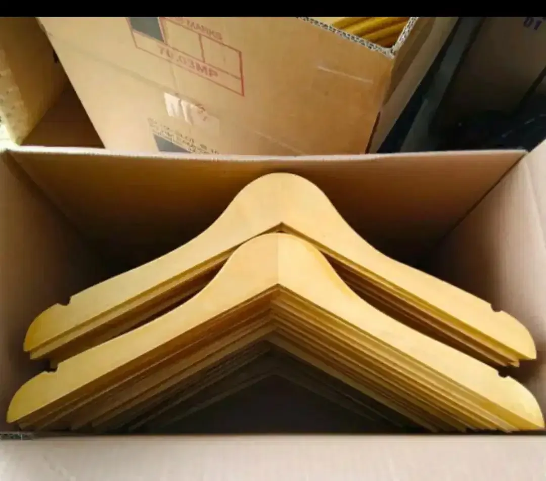 Hanger kayu natural - Image 1 of 3