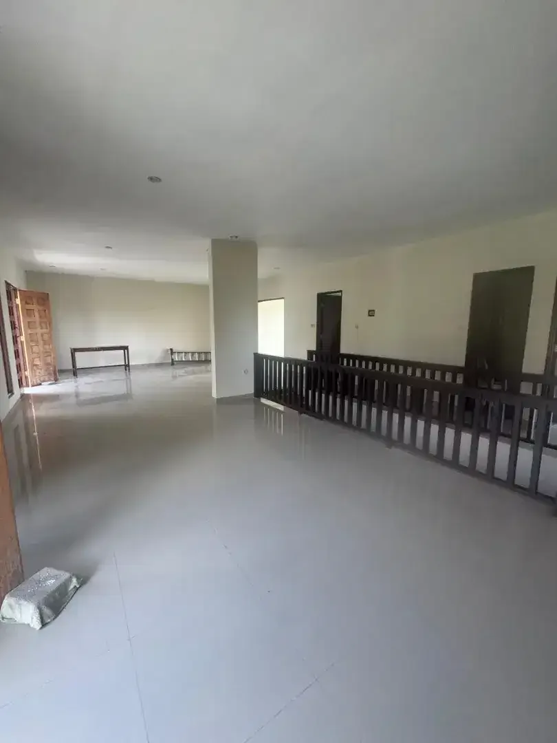 RUMAH MEWAH 2 LANTAI DIJUAL - 570 M² - SHM / LEASEHOLD - GARASI BESAR - Image 9 of 10