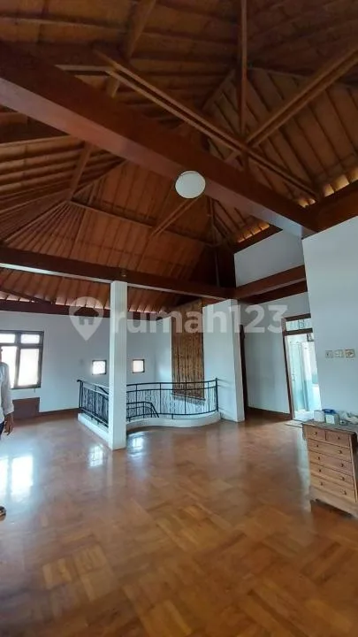 Villa Luas 8 Kamar dan Pool Strategis Kawasan Premium di Seminyak - Image 2 of 4