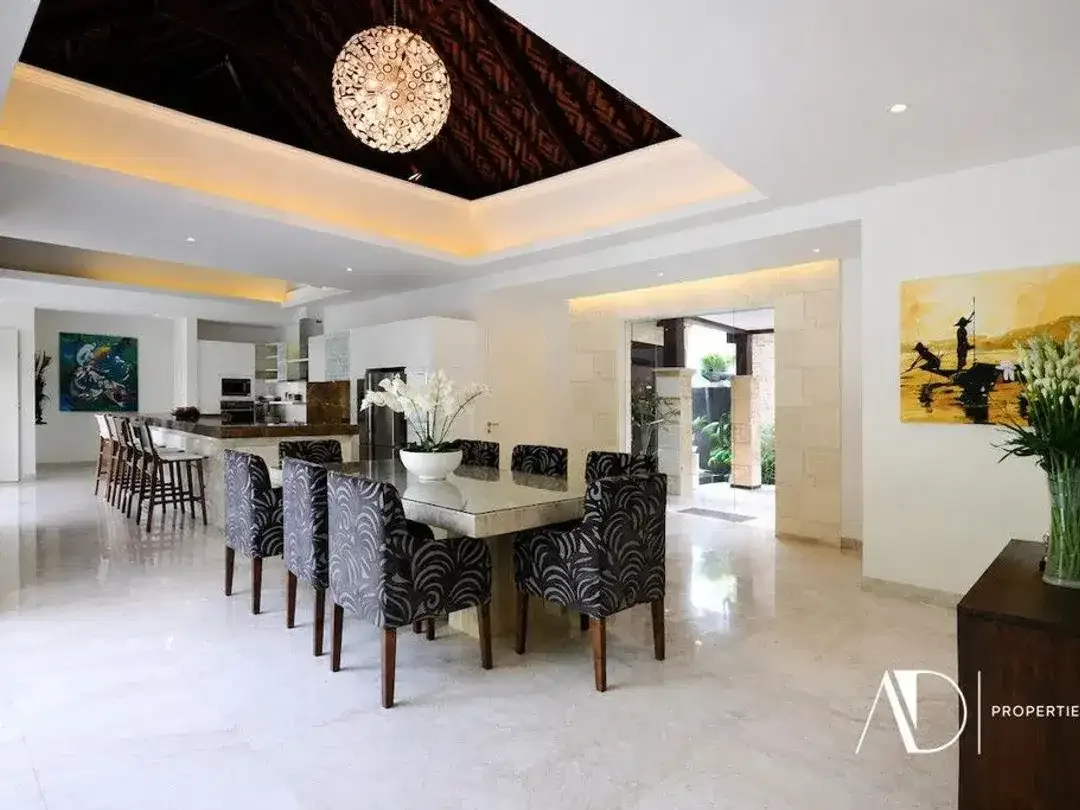FREEHOLD | MODERN CONTEMPORARY 3-BEDROOM VILLA NEAR SEMINYAK - Image 5 of 10