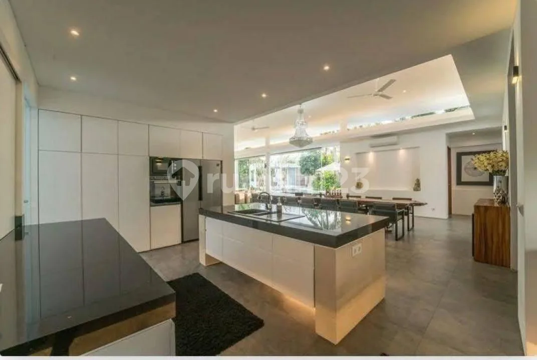 Villa Luas 5 Kamar Zona Kuning Full Furnish Pool Strategis Canggu - Image 4 of 4