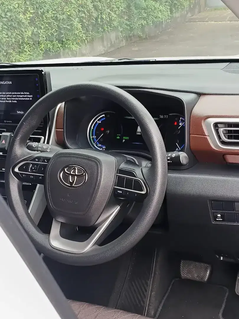 INNOVA ZENIX HYBRID KM 8 RB ASLI BALI SEPERTI BARU - Image 9 of 10