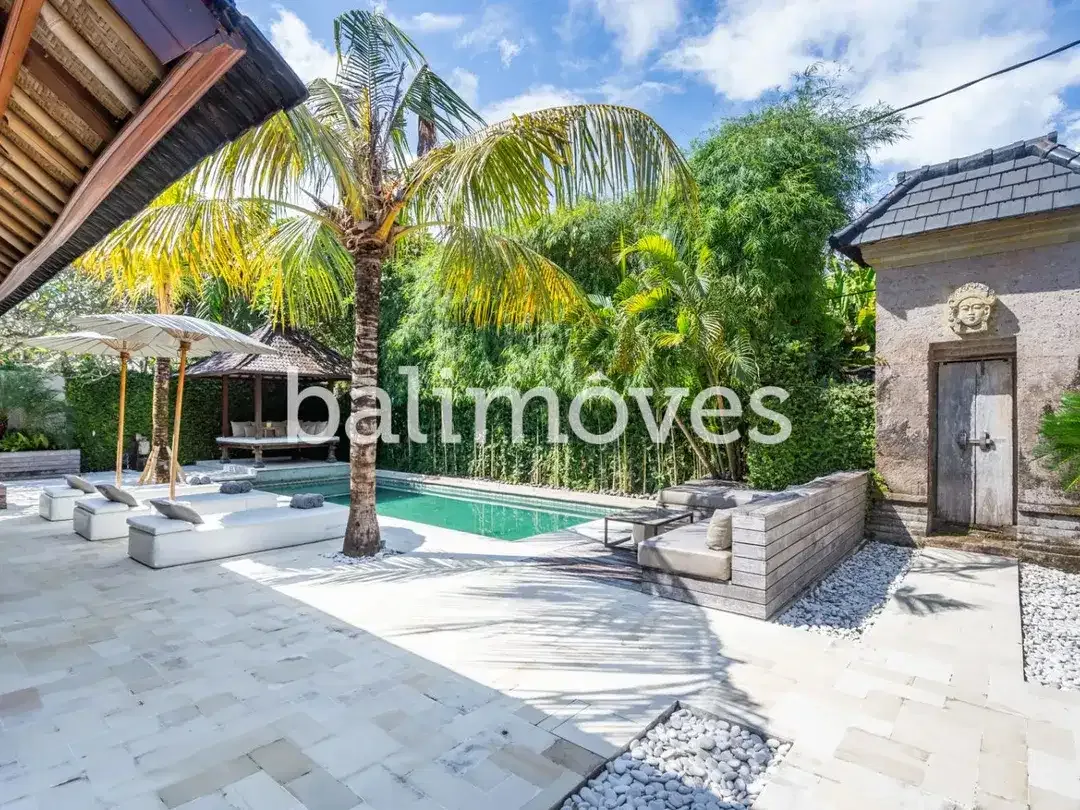Villa Cantik dan Cerah Di Atas Tanah 500m2 Di Tepi Pantai Sanur - Image 2 of 10