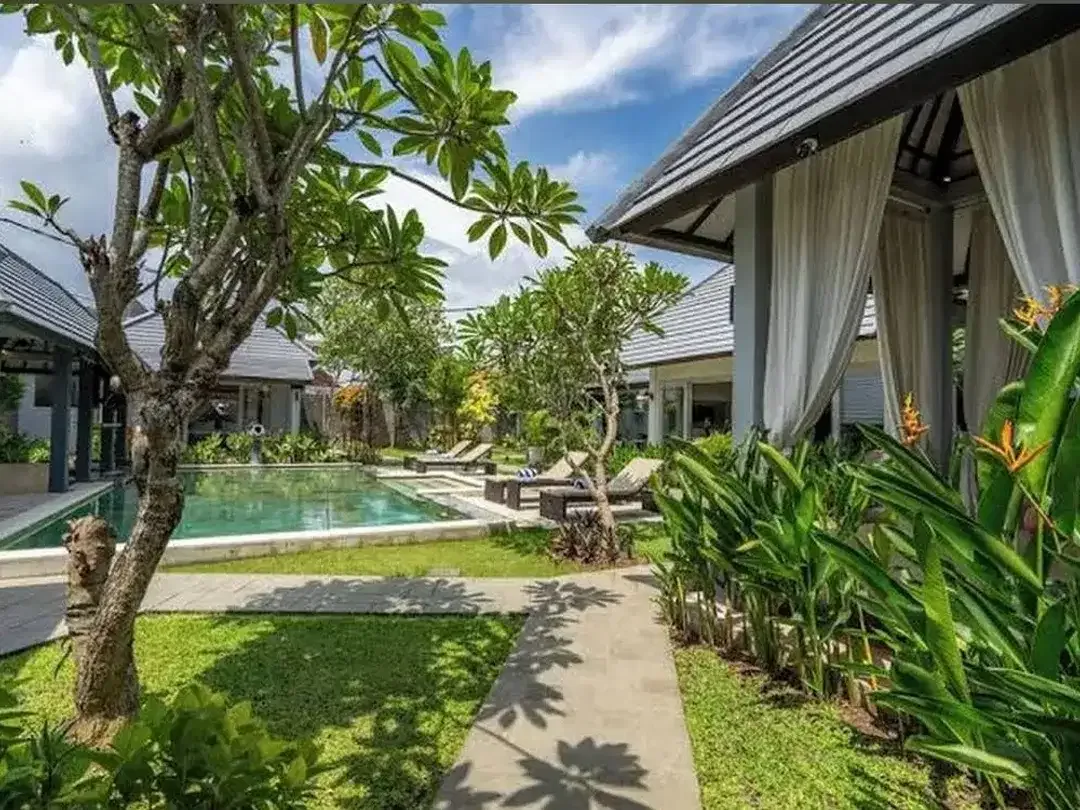 Disewakan Vila Mewah Kolam Renang Pribadi & Taman Luas di Sanur - Image 2 of 10