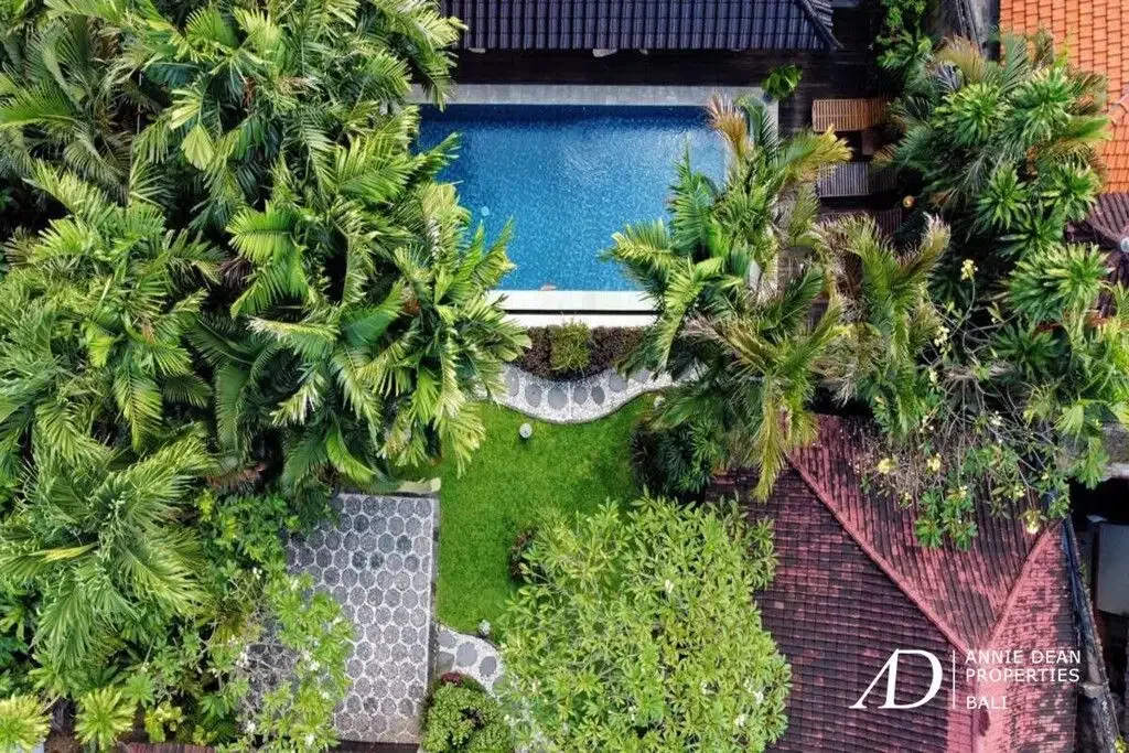 FREEHOLD | BALINESE-STYLE VILLA IN CENTRAL SEMINYAK - Image 3 of 10