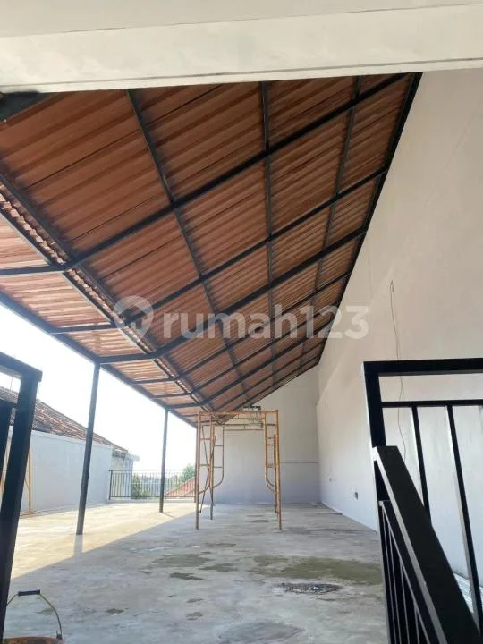 Ruko 3 Lantai Dijual Jalan Cargo Denpasar - Gudang & Rooftop - Image 2 of 4