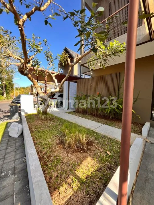 Disewakan Rumah Damara Termurah! Full Furnished, 3 Kamar, Akses Clubhouse, Siap Huni - Cuma 200 Juta/Tahun! - Image 3 of 4
