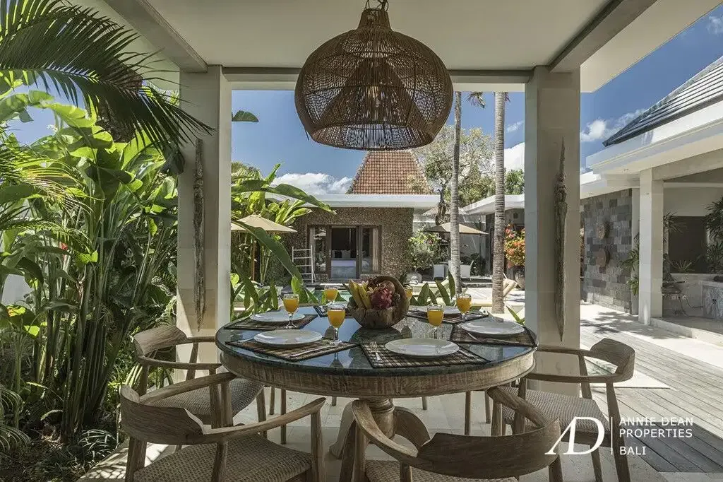 LEASEHOLD | LUXURY SINGLE-LEVEL 3-BEDROOM VILLA IN SEMINYAK - Image 6 of 10