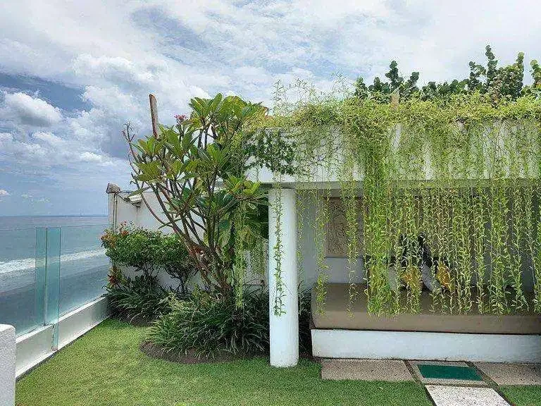FOR SALE OVERLOOKING THE OCEAN BEACHFRONT VILLA KERAMAS - Image 2 of 10