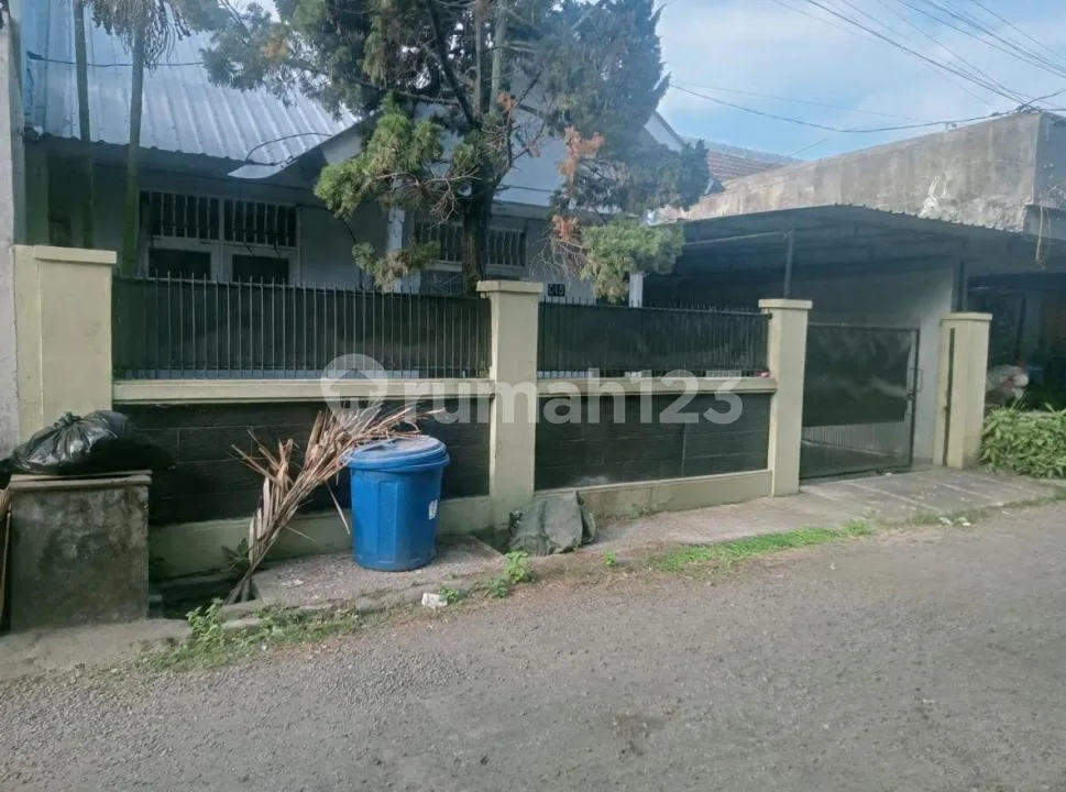 Rumah dengan 3 Kamar di Taman Griya Permai Jimbaran - Image 1 of 4