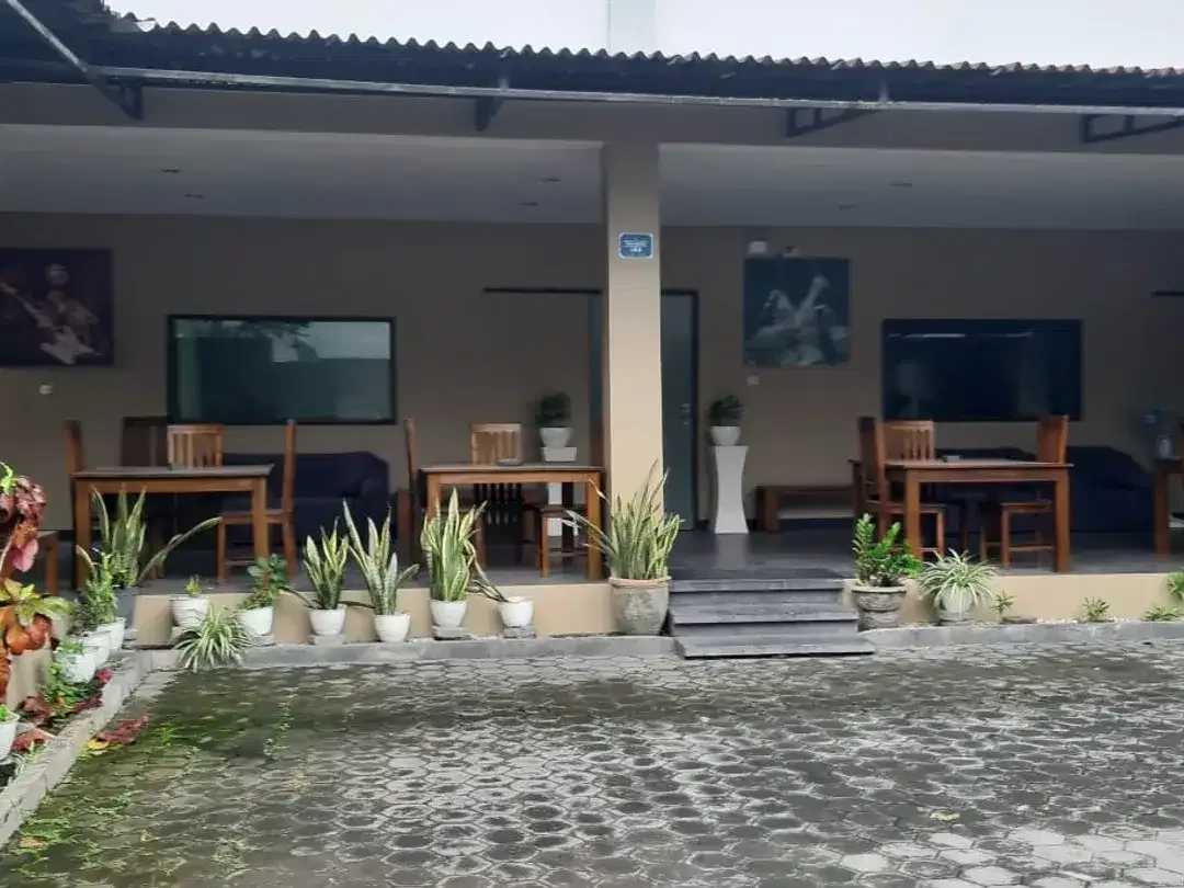 Rumah dan Tempat Usaha Studio Musik/Cafe di Jl Mahendradata, Denpasar - Image 2 of 10
