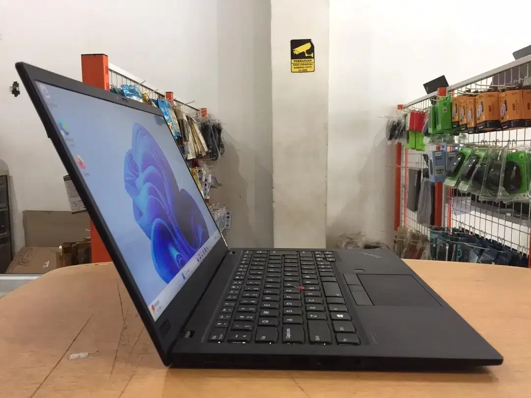 Lenovo ThinkPad X1 Carbon 8th Core i7Gen10 Ram 16GB SSD 256GB Mulus - Image 3 of 10