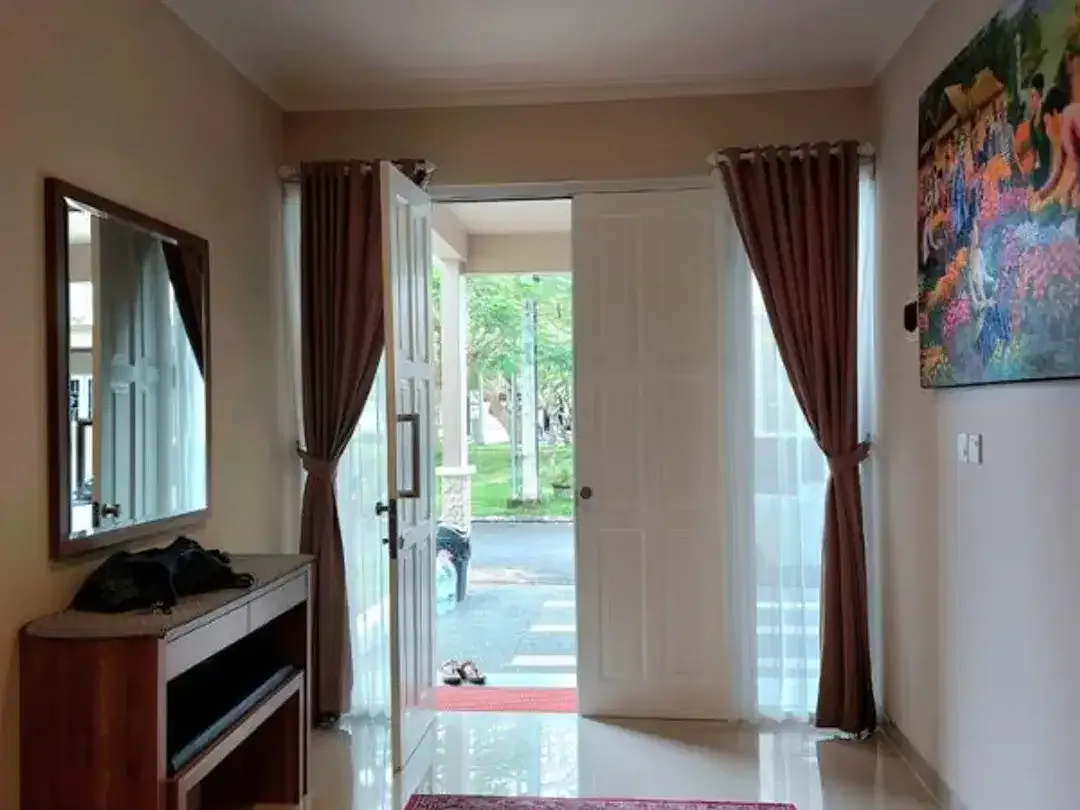 RUMAH CANTIK FULL FURNISHED 4BR DI PERUM HARVESTLAND JIMBARAN BADUNG - Image 2 of 10