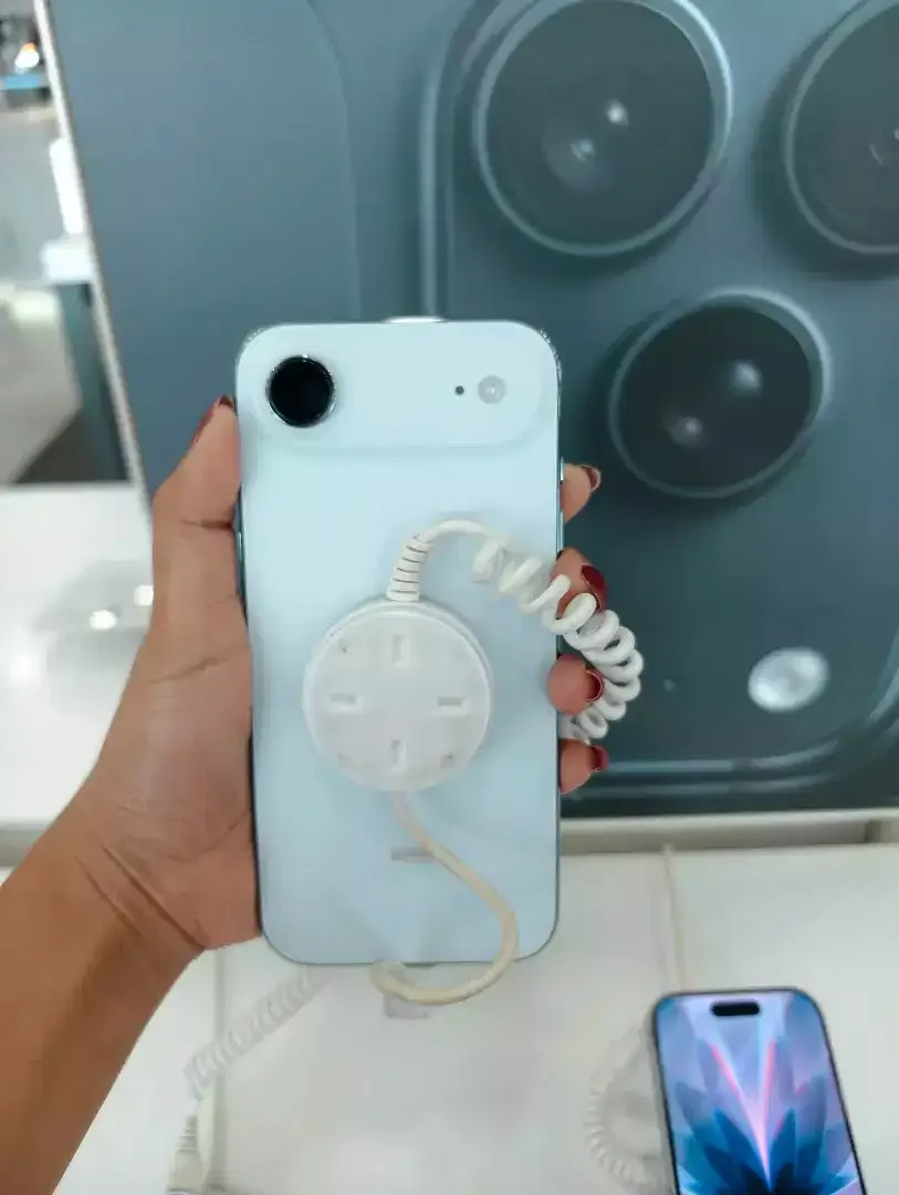 Iphone Air 256 / Sky Blue - Image 1 of 3