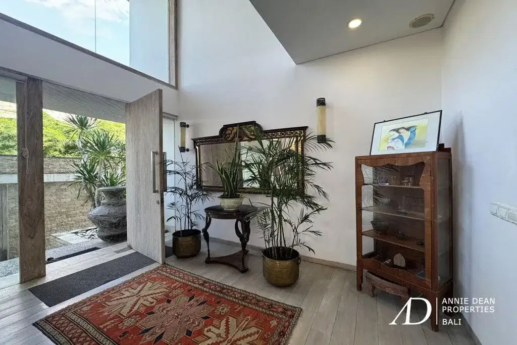 FREEHOLD | CLASSIC MODERN VILLA WALK TO THE BEACH IN CEMAGI - Image 7 of 10