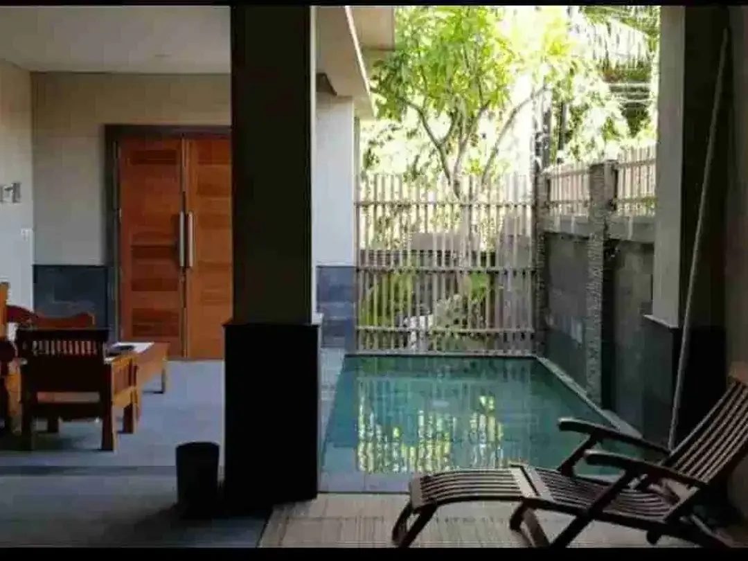 DIJUAL RUMAH SEMI VILLA 2 LANTAI SIAP HUNI 3 KAMAR  ADA POOL - Image 3 of 7