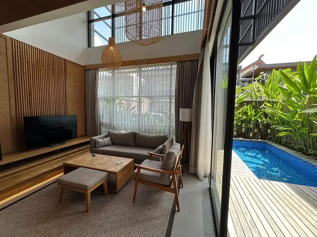 Dijual Villa Tropical Modern Seaside One Gate System LT 120m2 KT 3 jalan Kayu Tulang Canggu dekat Pepito Batubolong - Image 3 of 10