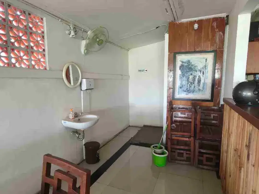 BUC over kontrak resto Masih operasi fully furnished strategis lingkungan villa bebas banjir - Image 2 of 10