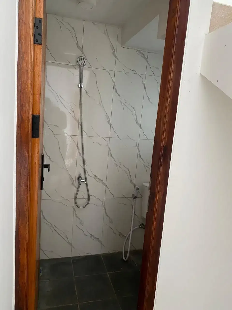 FOR RENT RUMAH BARU 2LT ADA 3 BR LOKASI BAGUS DENPASAR BARAT - Image 8 of 10