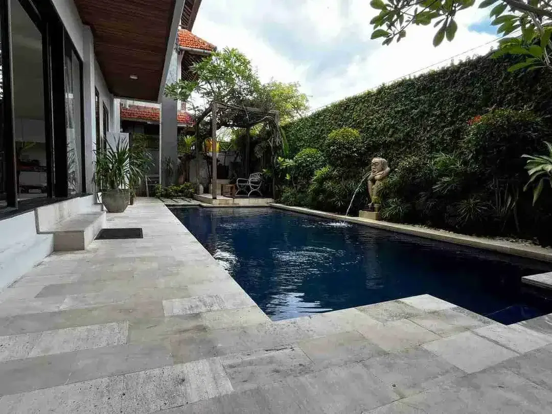 RUMAH MEWAH DUA LANTAI DI CENTRAL KUTA JALAN KUBU ANYAR - Image 3 of 10