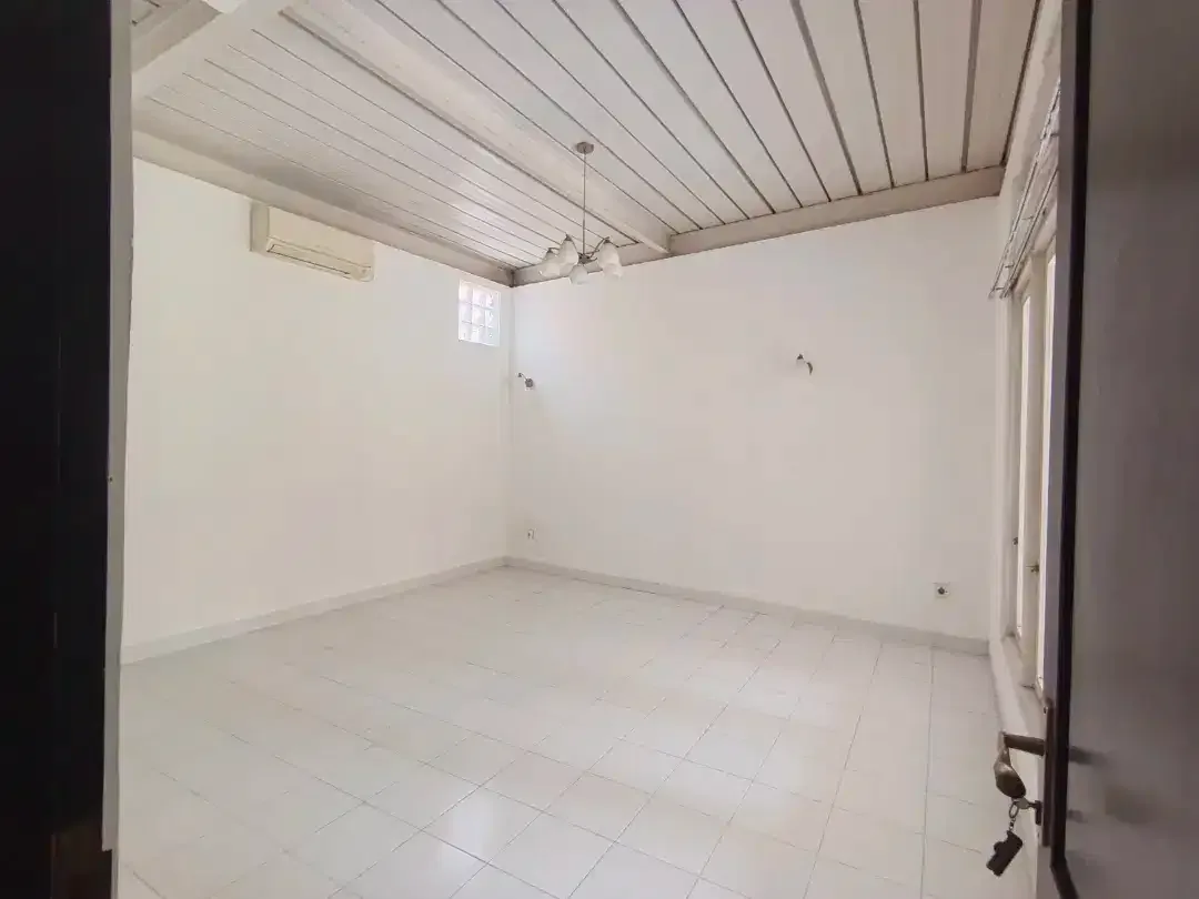 Down Price! Disewakan Villa 4BR Unfurnished Dekat Plaza Renon Denpasar - Image 4 of 10
