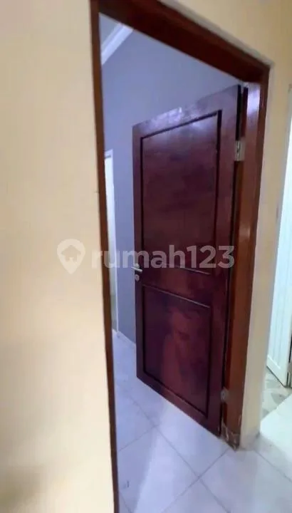 Rumah Unfurnished 2 Lantai dengan 4 Kamar Tidur Disewakan di Renon - Image 4 of 4