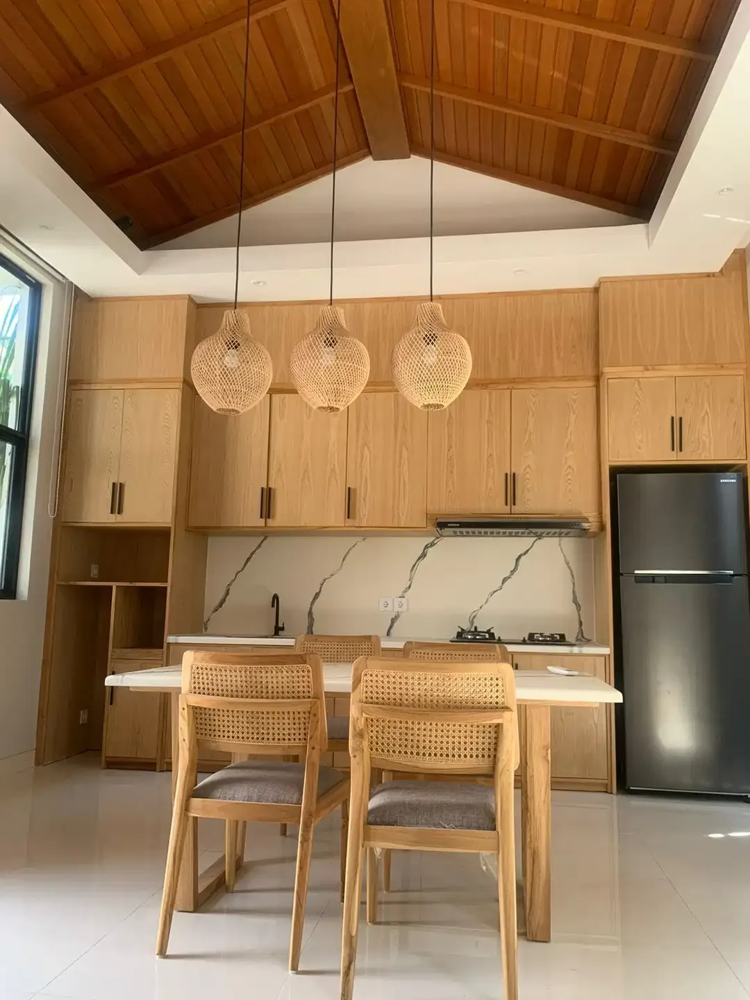 VILLA READY 2BR FURNISHED ONE GATE TERBAIK DI BATU BOLONG CANGGU - Image 6 of 10