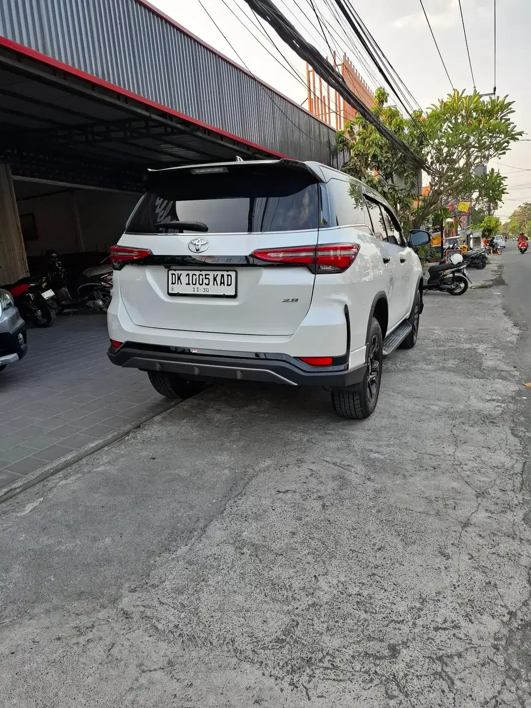 TOYOTA  FORTUNER  VRZ LEGENDER TSS TWO TONE - Image 3 of 9