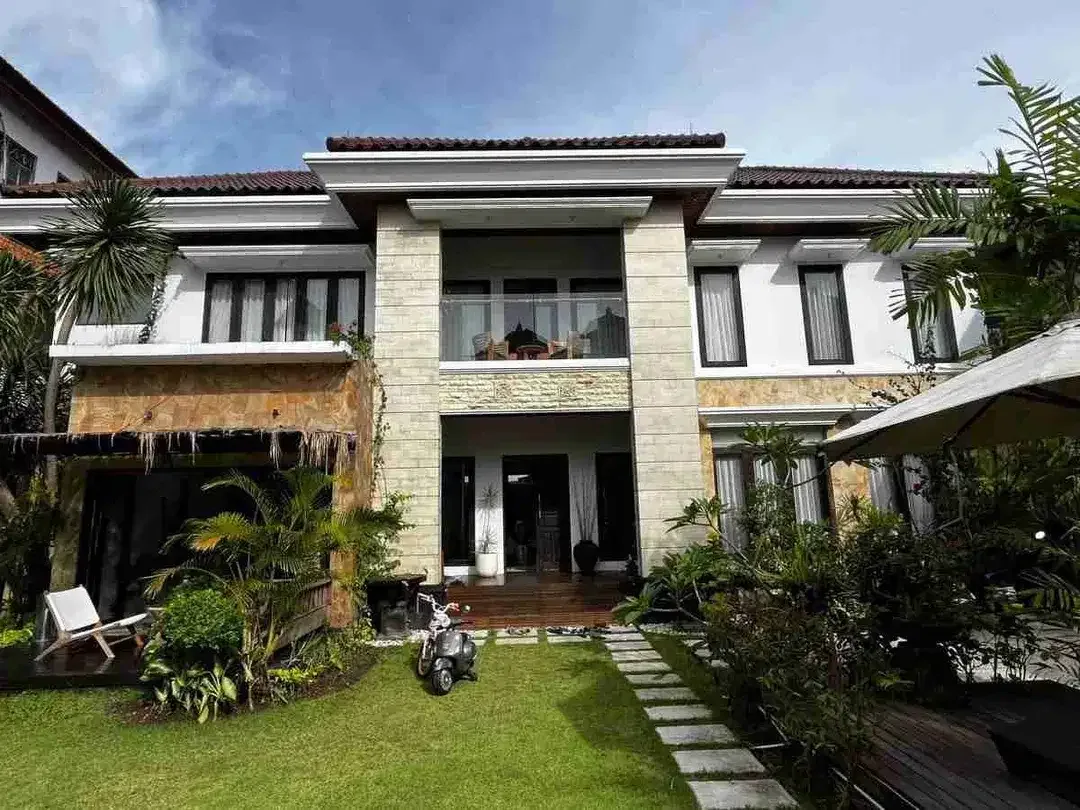RUMAH MEWAH DUA LANTAI DI CENTRAL KUTA JALAN KUBU ANYAR - Image 1 of 10