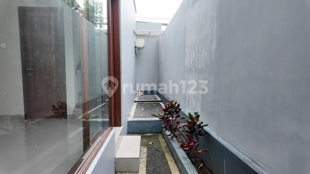 Rumah Semi Villa Dalam Komplek One Gate System, Kertajaya Residence - - Image 2 of 4