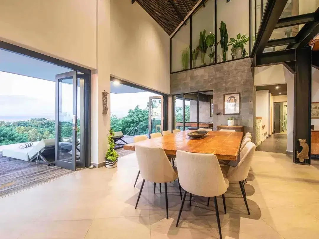 STUNNING SIX-BEDROOM VILLA WITH PANORAMIC SEAVIEW AND SUNSET AT ULUWATU - Image 7 of 10