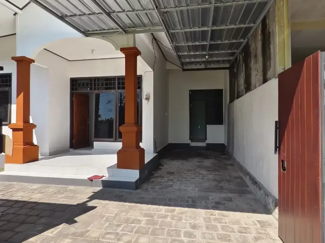 Disewakan Rumah 2 Lantai Dengan Halaman Luas Di Padang Sambian Denpasar - Image 1 of 10