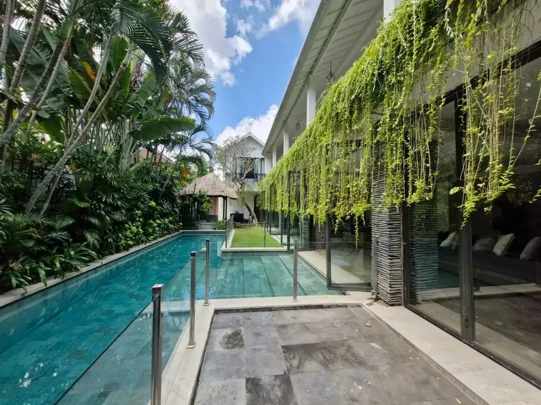VILLA MEWAH DI PUSAT SEMINYAK FULL FURNISHED - Image 5 of 10