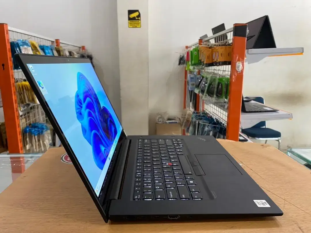 Lenovo ThinkPad P1 Core i7Gen10 Ram 16GB SSD 512GB Nvidia 4GB Touchsc - Image 4 of 10