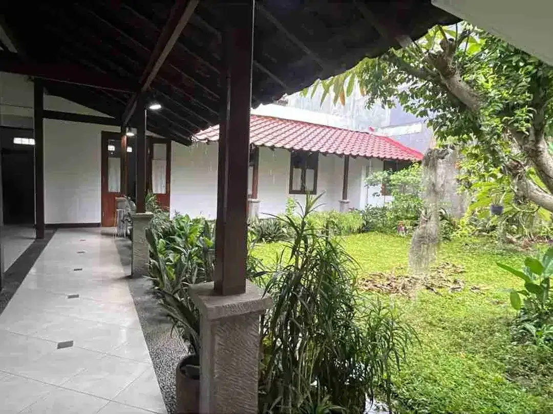 Disewakan Rumah 3 kamar luas 4 are di kawasan Elite Renon dengan halaman dan parkir luas - Image 3 of 10