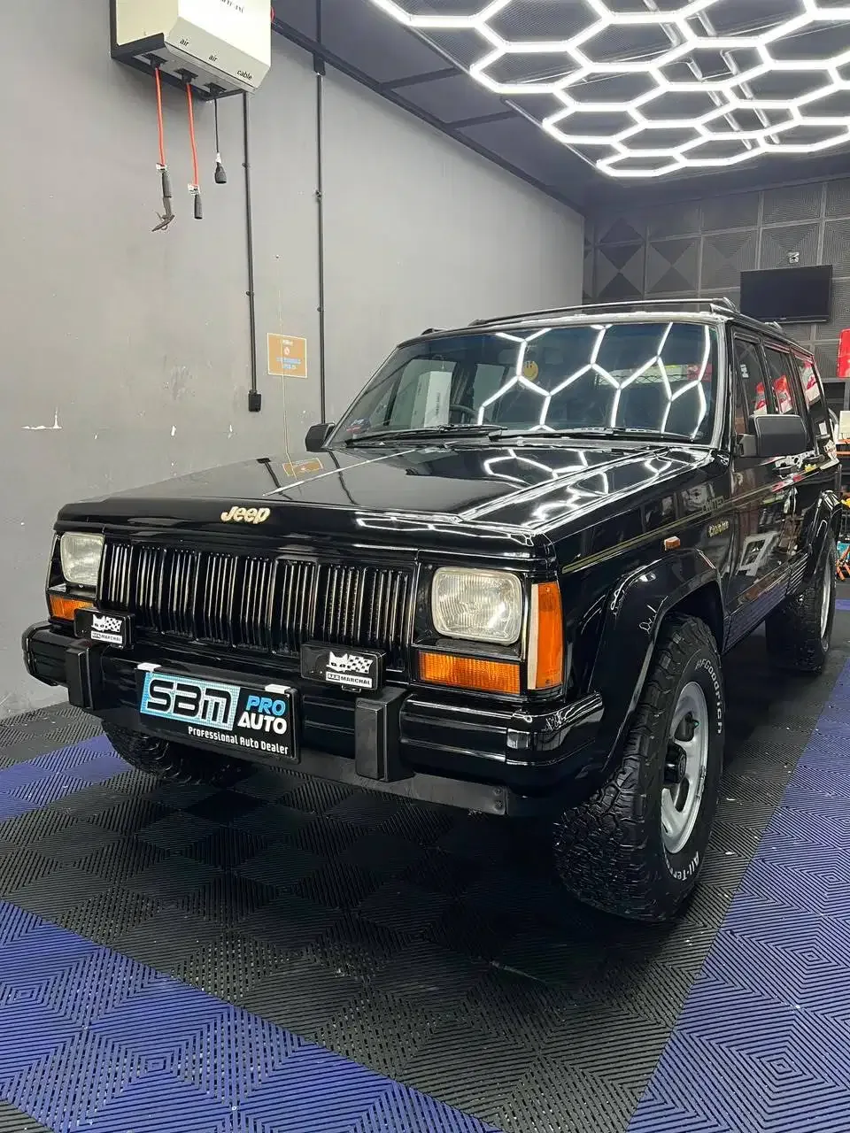 JEEP CHEROKEE 4.0 LIMITED 1997 HITAM AT - Image 4 of 10