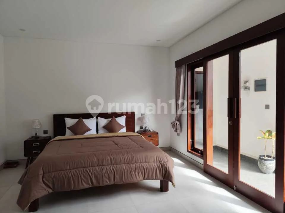 Rumah di Sanur 2 Kamar Tidur Ada Kolam Renang Besar Super Cantik - Image 3 of 4