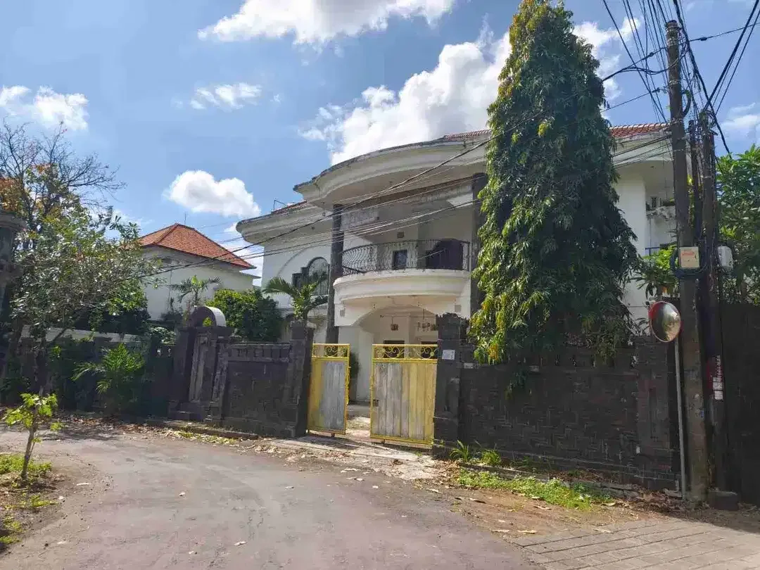 Rumah Besar dengan Kolam Renang di Denpasar Barat - Image 1 of 10