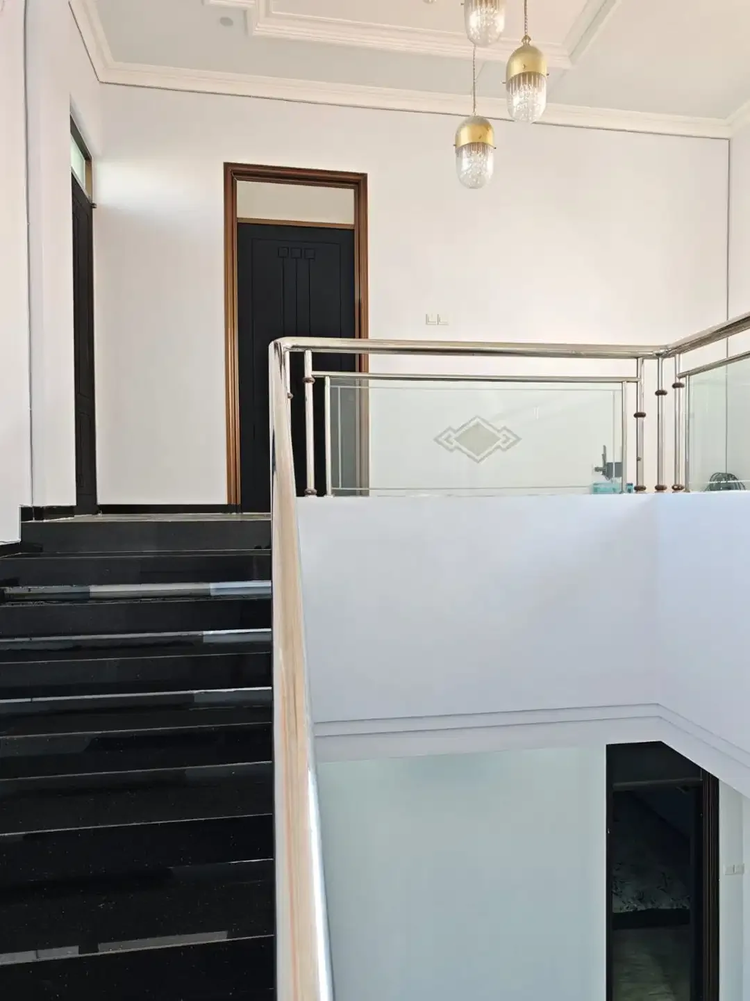 FOR SALE RUMAH MEWAH 3LT FURNISHED KAWASAN STARTEGIS DENPASAR - Image 3 of 10