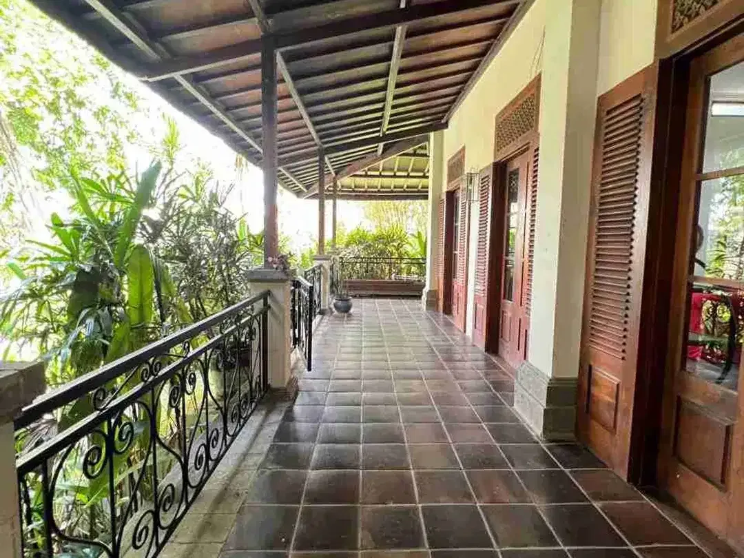 VILLA LANTAI II DAN BUNGLOW YG SANGAT LUAS DENGAN KEBUN YG HIJAU MENAWAN DI AREA TUMBAKBAYUH DI BAWAH HARGA PASARAN - Image 8 of 10