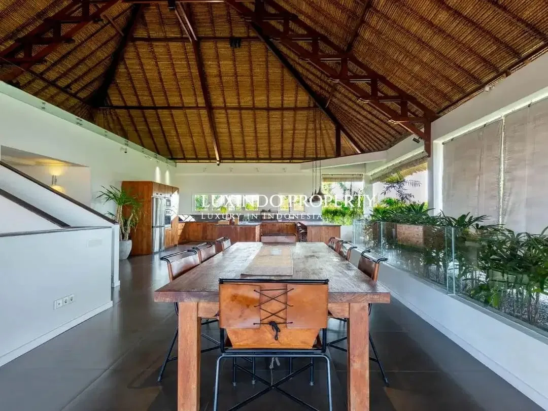DISEWAKAN JANGKA PANJANG VILLA DENGAN 4 KAMAR TIDUR DI CANGGU - Image 4 of 10