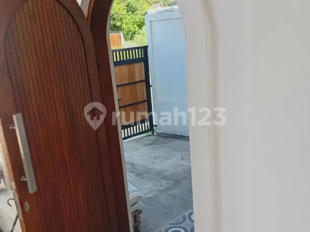 Hunian Asri dan Nyaman, Rumah Disewakan dengan Akses Strategis - Image 1 of 5