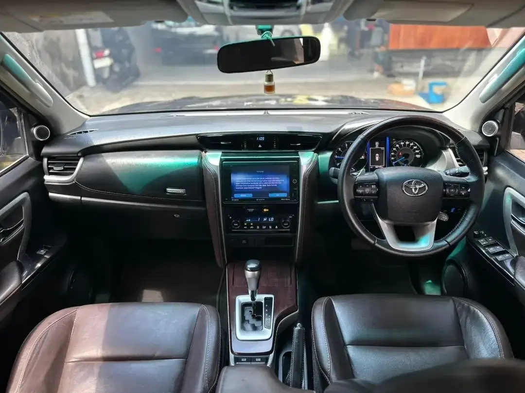 FORTUNER VRZ TRD 2017 MATIC DIESEL ASLI BALI LOW KM - Image 8 of 10