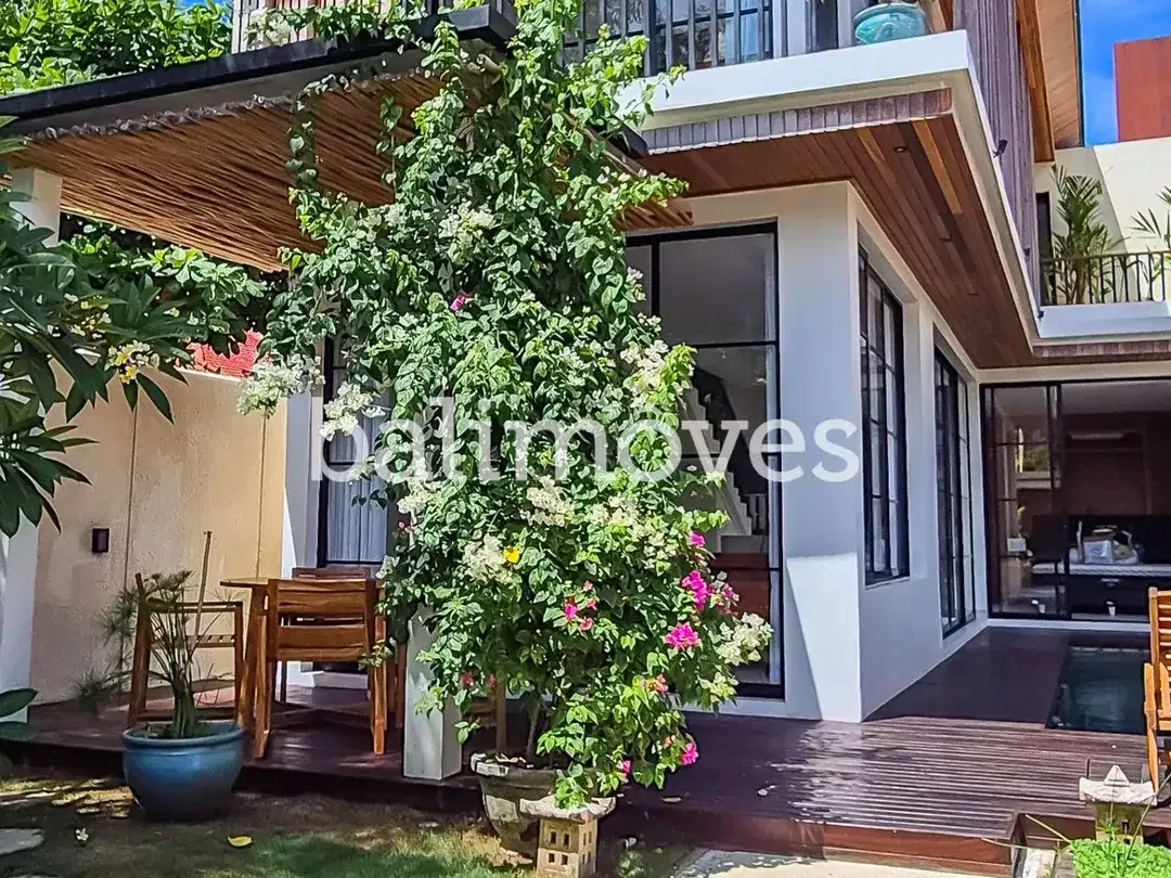 Vila Dua Lantai Tiga Kamar Tidur yang Menakjubkan di Tepi Pantai Sanur - Image 9 of 9
