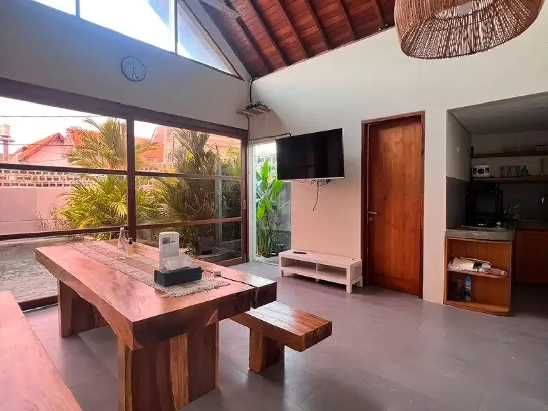 Villa Modern 3 Kamar Tidur Full Furnished Disewakan di Kerobokan - Image 2 of 7