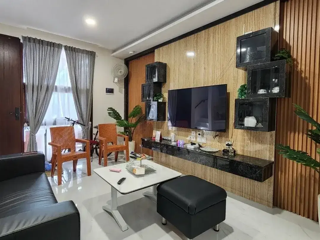 Dijual rumah ready unit fully furnished di perumahan elite one gate system dengan fasilitas club house - Image 3 of 10